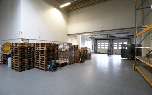 365 qm Lagerhalle und 400 qm Bürofläche in Rellingen zu vermieten