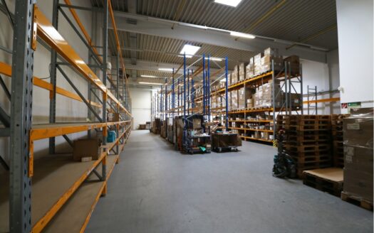 365 qm Lagerhalle und 400 qm Bürofläche in Rellingen zu vermieten