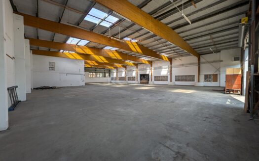 Lager-/ Hallenfläche in Wedel + ebenerdige Andienung + Büroraum