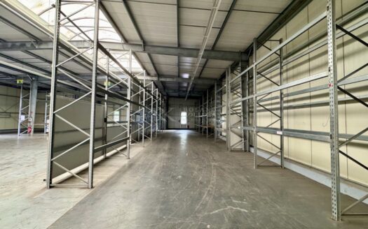 ca. 870 m2 Lager und ca. 80 m2 Büro in Aßlar zu vermieten