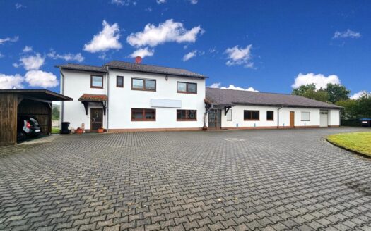 Versatile commercial property with approx. 340 m² hall/warehouse, approx. 150 m² office space & approx. 133 m² apartment