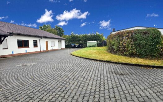 Versatile commercial property with approx. 340 m² hall/warehouse, approx. 150 m² office space & approx. 133 m² apartment