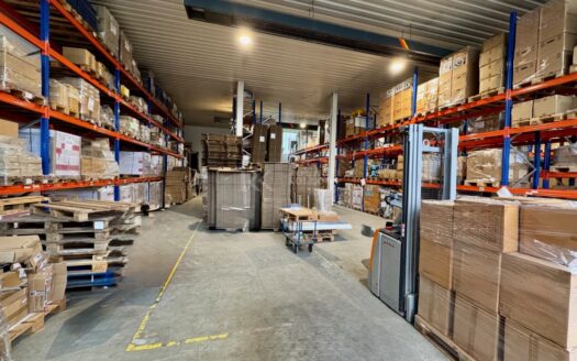 ca. 625 m² Produktions-/Lagerfläche und ca. 20 m² Büro in Solms zu vermieten